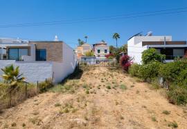 Plot of land with 494 m2 for the construction of a 3 bedroom semi-detached house located in the Monte Rosa Urbanization in Quelfes Plot of land with 494 m2 for the construction of a 3 bedroom semi-detached house located in the Monte Rosa Urbanization in Quelfes