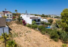 Plot of land with 494 m2 for the construction of a 3 bedroom semi-detached house located in the Monte Rosa Urbanization in Quelfes Plot of land with 494 m2 for the construction of a 3 bedroom semi-detached house located in the Monte Rosa Urbanization in Quelfes