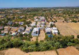 Plot of land with 494 m2 for the construction of a 3 bedroom semi-detached house located in the Monte Rosa Urbanization in Quelfes Plot of land with 494 m2 for the construction of a 3 bedroom semi-detached house located in the Monte Rosa Urbanization in Quelfes