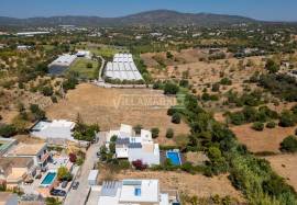Plot of land with 494 m2 for the construction of a 3 bedroom semi-detached house located in the Monte Rosa Urbanization in Quelfes Plot of land with 494 m2 for the construction of a 3 bedroom semi-detached house located in the Monte Rosa Urbanization in Quelfes