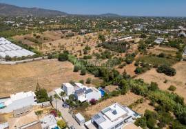 Plot of land with 494 m2 for the construction of a 3 bedroom semi-detached house located in the Monte Rosa Urbanization in Quelfes Plot of land with 494 m2 for the construction of a 3 bedroom semi-detached house located in the Monte Rosa Urbanization in Quelfes
