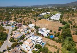 Plot of land with 494 m2 for the construction of a 3 bedroom semi-detached house located in the Monte Rosa Urbanization in Quelfes Plot of land with 494 m2 for the construction of a 3 bedroom semi-detached house located in the Monte Rosa Urbanization in Quelfes