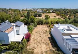 Plot of land with 494 m2 for the construction of a 3 bedroom semi-detached house located in the Monte Rosa Urbanization in Quelfes Plot of land with 494 m2 for the construction of a 3 bedroom semi-detached house located in the Monte Rosa Urbanization in Quelfes