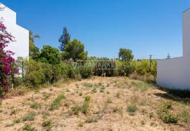 Plot of land with 494 m2 for the construction of a 3 bedroom semi-detached house located in the Monte Rosa Urbanization in Quelfes Plot of land with 494 m2 for the construction of a 3 bedroom semi-detached house located in the Monte Rosa Urbanization in Quelfes