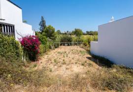 Plot of land with 494 m2 for the construction of a 3 bedroom semi-detached house located in the Monte Rosa Urbanization in Quelfes Plot of land with 494 m2 for the construction of a 3 bedroom semi-detached house located in the Monte Rosa Urbanization in Quelfes