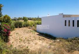 Plot of land with 494 m2 for the construction of a 3 bedroom semi-detached house located in the Monte Rosa Urbanization in Quelfes Plot of land with 494 m2 for the construction of a 3 bedroom semi-detached house located in the Monte Rosa Urbanization in Quelfes