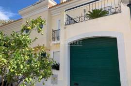4 bedroom townhouse (illegally occupied) consisting of 2 floors located in the Quinta da Palmeira Urbanization, in Faro
