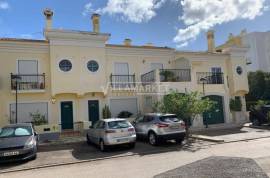 4 bedroom townhouse (illegally occupied) consisting of 2 floors located in the Quinta da Palmeira Urbanization, in Faro