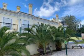 4 bedroom townhouse (illegally occupied) consisting of 2 floors located in the Quinta da Palmeira Urbanization, in Faro