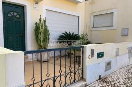 4 bedroom townhouse (illegally occupied) consisting of 2 floors located in the Quinta da Palmeira Urbanization, in Faro