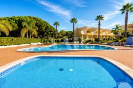 2+2 bedroom villa in Condominium with Pool next to Vilamoura, Quarteira