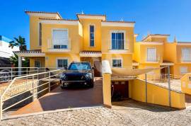 2+2 bedroom villa in Condominium with Pool next to Vilamoura, Quarteira