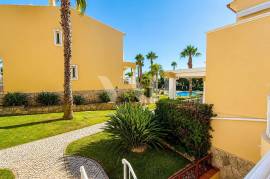 2+2 bedroom villa in Condominium with Pool next to Vilamoura, Quarteira