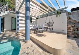 Serene Retreat: Greek-style Home in Madalena do Mar Serene Retreat: Greek-style Home in Madalena do Mar