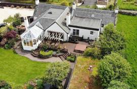 Stunning 4 Bedroom Cottage with Stunning Gardens For Sale Near Edinburgh Scotland