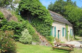 Luxury 13 bed Farmhouse Cottage and Converted barn For Sale in Leuhan Finistere Brittany France