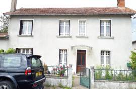 Excellent 4 bed Farmhouse & Outbuildings With Barn For Sale in Brillac Charente France