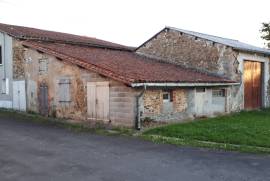 Excellent 4 bed Farmhouse & Outbuildings With Barn For Sale in Brillac Charente France