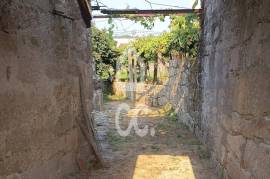 Stone villa for total renovation with 196m² of gross area on a plot of 561m² Stone villa for total renovation with 196m² of gross area on a plot of 561m²