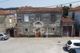 Stone villa for total renovation with 196m² of gross area on a plot of 561m² Stone villa for total renovation with 196m² of gross area on a plot of 561m²