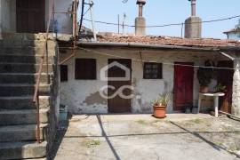 Stone villa for total renovation with 196m² of gross area on a plot of 561m² Stone villa for total renovation with 196m² of gross area on a plot of 561m²