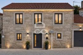 Stone villa for total renovation with 196m² of gross area on a plot of 561m²