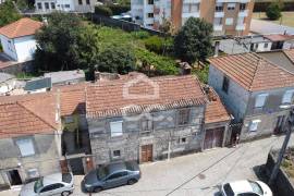 Stone villa for total renovation with 196m² of gross area on a plot of 561m² Stone villa for total renovation with 196m² of gross area on a plot of 561m²