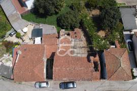 Stone villa for total renovation with 196m² of gross area on a plot of 561m² Stone villa for total renovation with 196m² of gross area on a plot of 561m²