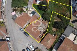 Stone villa for total renovation with 196m² of gross area on a plot of 561m² Stone villa for total renovation with 196m² of gross area on a plot of 561m²