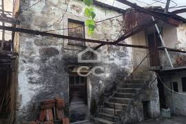 Stone villa for total renovation with 196m² of gross area on a plot of 561m² Stone villa for total renovation with 196m² of gross area on a plot of 561m²