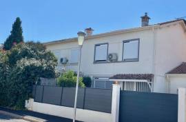 In A Sought-After Town Near The Sea, Attractive Comfortable Villa With 4 Bedrooms, 2 Bathrooms, Garage, Courtyard And Garden On A 275 M2 Plot. In A Sought-After Town Near The Sea, Attractive Comfortable Villa With 4 Bedrooms, 2 Bathrooms, Garage, Courtyard And Garden On A 275 M2 Plot.