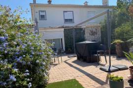 In A Sought-After Town Near The Sea, Attractive Comfortable Villa With 4 Bedrooms, 2 Bathrooms, Garage, Courtyard And Garden On A 275 M2 Plot. In A Sought-After Town Near The Sea, Attractive Comfortable Villa With 4 Bedrooms, 2 Bathrooms, Garage, Courtyard And Garden On A 275 M2 Plot.