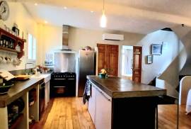Stunning Character Winegrowers House, Entirely Renovated, With 140 M2 Of Living Space, Terraces, Veranda, Large Garage And Private Garden. Stunning Character Winegrowers House, Entirely Renovated, With 140 M2 Of Living Space, Terraces, Veranda, Large Garage And Private Garden.
