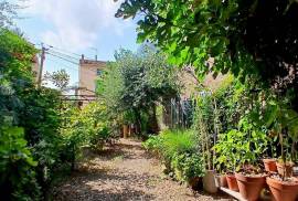 Stunning Character Winegrowers House, Entirely Renovated, With 140 M2 Of Living Space, Terraces, Veranda, Large Garage And Private Garden. Stunning Character Winegrowers House, Entirely Renovated, With 140 M2 Of Living Space, Terraces, Veranda, Large Garage And Private Garden.