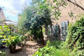 Stunning Character Winegrowers House, Entirely Renovated, With 140 M2 Of Living Space, Terraces, Veranda, Large Garage And Private Garden. Stunning Character Winegrowers House, Entirely Renovated, With 140 M2 Of Living Space, Terraces, Veranda, Large Garage And Private Garden.
