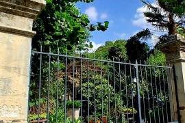 Stunning Character Winegrowers House, Entirely Renovated, With 140 M2 Of Living Space, Terraces, Veranda, Large Garage And Private Garden. Stunning Character Winegrowers House, Entirely Renovated, With 140 M2 Of Living Space, Terraces, Veranda, Large Garage And Private Garden.