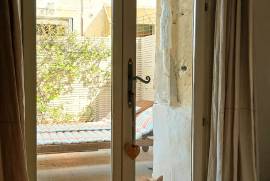 Stunning Character Winegrowers House, Entirely Renovated, With 140 M2 Of Living Space, Terraces, Veranda, Large Garage And Private Garden. Stunning Character Winegrowers House, Entirely Renovated, With 140 M2 Of Living Space, Terraces, Veranda, Large Garage And Private Garden.