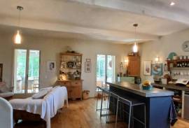 Stunning Character Winegrowers House, Entirely Renovated, With 140 M2 Of Living Space, Terraces, Veranda, Large Garage And Private Garden. Stunning Character Winegrowers House, Entirely Renovated, With 140 M2 Of Living Space, Terraces, Veranda, Large Garage And Private Garden.