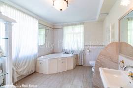 Detached house for rent in Jurmala, 600.00m2