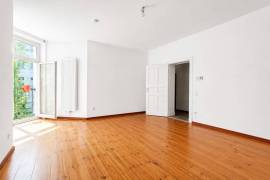 Close to Helmholtzplatz: Vacant 3/4 Room Apartment with Renovation Potential