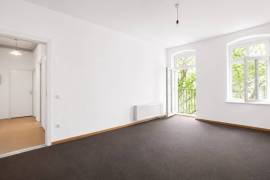 Close to Helmholtzplatz: Vacant 3/4 Room Apartment with Renovation Potential Close to Helmholtzplatz: Vacant 3/4 Room Apartment with Renovation Potential