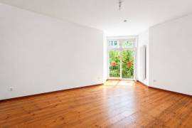 Close to Helmholtzplatz: Vacant 3/4 Room Apartment with Renovation Potential Close to Helmholtzplatz: Vacant 3/4 Room Apartment with Renovation Potential