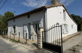 Country House With Ground-Floor Living, Near Les Adjots - €112900