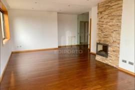 3 bedroom apartment with balcony and barbecue for rent 900 meters from Canidelo Beach