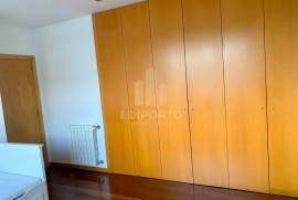 3 bedroom apartment with balcony and barbecue for rent 900 meters from Canidelo Beach
