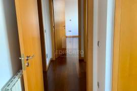 3 bedroom apartment with balcony and barbecue for rent 900 meters from Canidelo Beach
