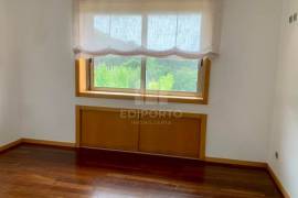 3 bedroom apartment with balcony and barbecue for rent 900 meters from Canidelo Beach