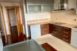 3 bedroom apartment with balcony and barbecue for rent 900 meters from Canidelo Beach