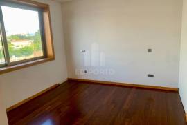 3 bedroom apartment with balcony and barbecue for rent 900 meters from Canidelo Beach