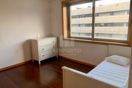 3 bedroom apartment with balcony and barbecue for rent 900 meters from Canidelo Beach